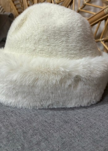 Beyaz Kürklü Kadın  Şapka - Görsel 3