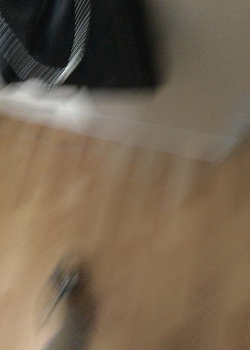 Zincir Detaylı Parlak Siyah Deri Çanta - Görsel 2