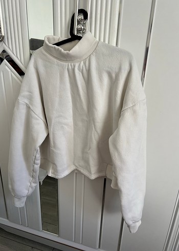 Beyaz Yumuşak Kumaşlı Yüksek Yakalı Kadın Sweatshirt