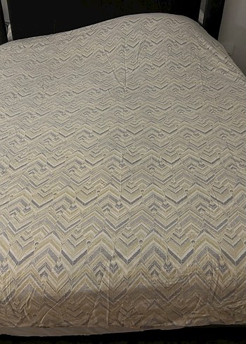 Gri ve Sarı Baskılı Yatak Örtüsü - Görsel 3