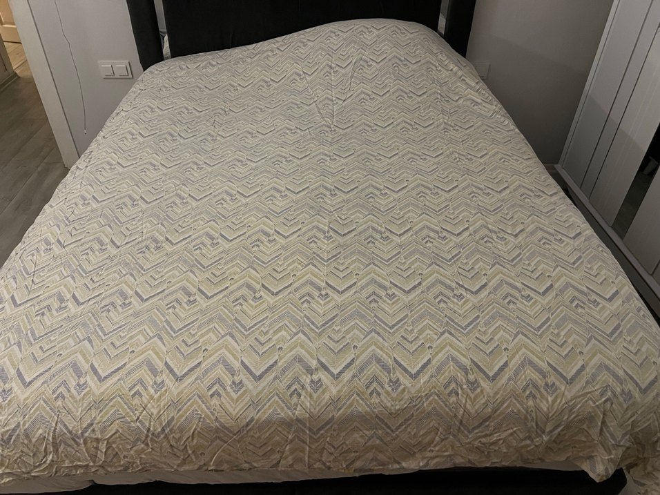 Gri ve Sarı Baskılı Yatak Örtüsü - Görsel 3