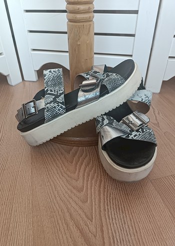 Yaya Hotiç Yaya Gri Yılan Desenli Dolgu Topuklu Kadın Sandalet