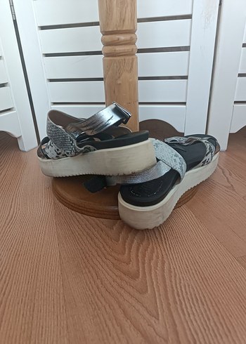 39 Beden Hotiç Yaya Gri Yılan Desenli Dolgu Topuklu Kadın Sandalet