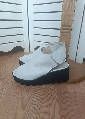 Kemal Tanca Gerçek Deri Beyaz Kadın Dolgu Topuk Sandalet