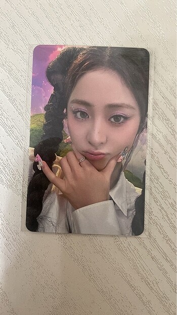 Lesserafim yunjin photocard