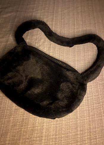 Bershka Siyah peluş kol cantası