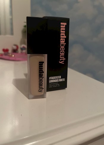 Huda Beauty Kapatıcı ve Aydınlatıcı Fondöten - Görsel 9