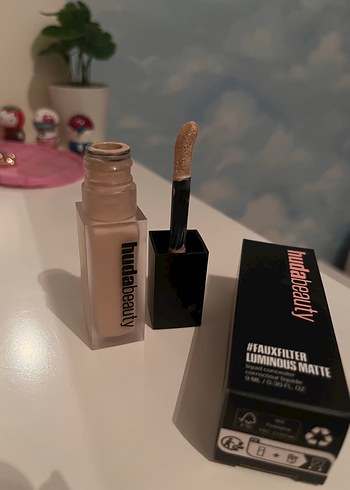 Huda Beauty Kapatıcı ve Aydınlatıcı Fondöten - Görsel 8