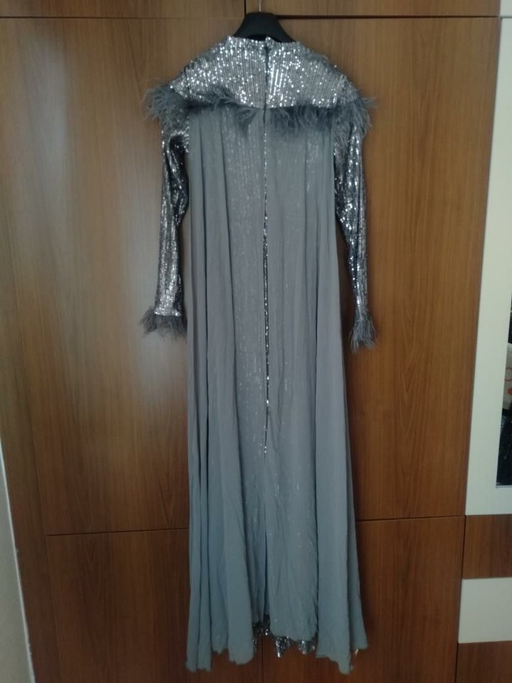 Gri Uzun Kollu Kürklü İşlemeli Abiye Elbise - Görsel 3