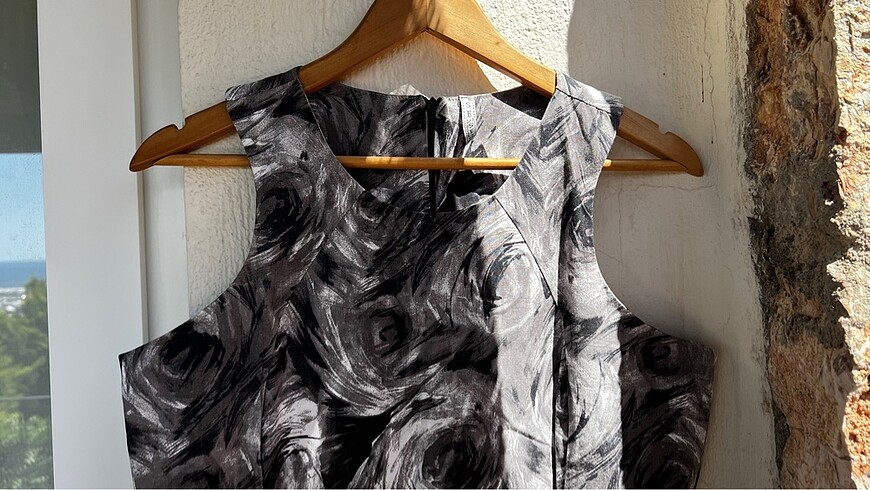 GRİ GÜL DESENLİ 42 BEDEN HALTER YAKA - Görsel 2