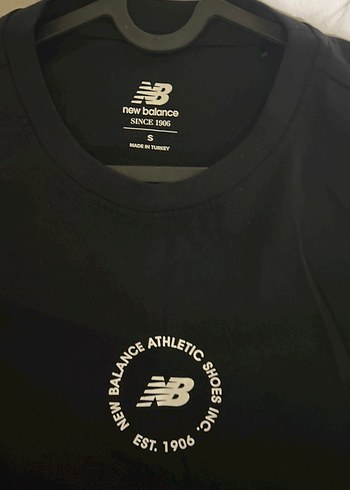 s Beden Siyah New Balance Baskılı Tişört