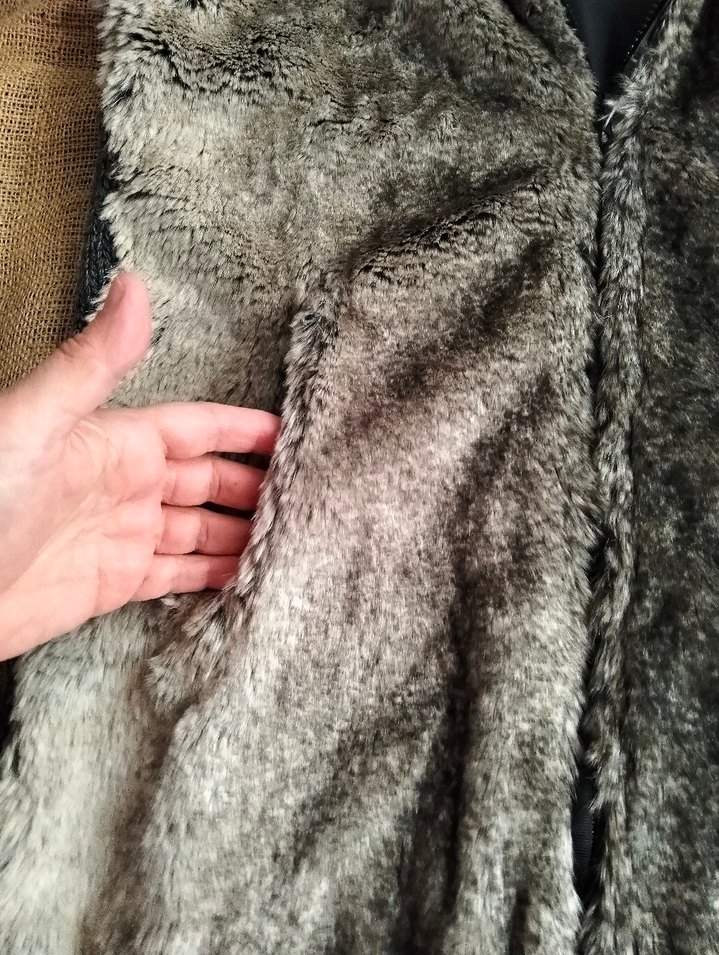 Kapüşonlu Gri Kadın Kürklü Yelek - Görsel 3