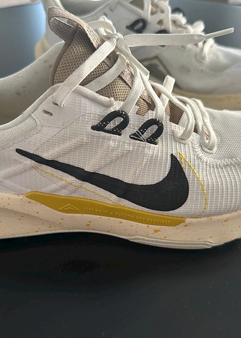 Nike spor ayakkabısı. Beyaz Siyah Desenli Bağcıklı Spor Ayakkabı - Görsel 4