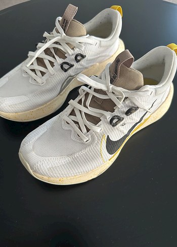 Nike spor ayakkabısı. Beyaz Siyah Desenli Bağcıklı Spor Ayakkabı - Görsel 2