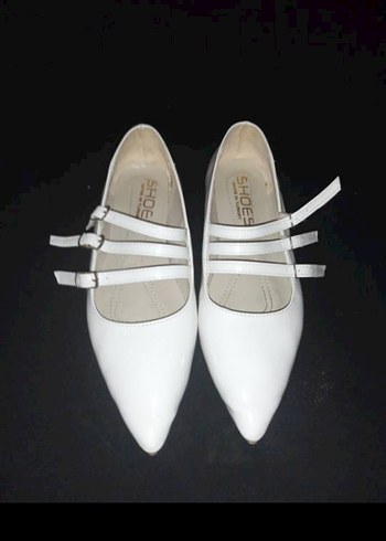 Beyaz Tokalı Stiletto Topuklu Kadın Ayakkabı