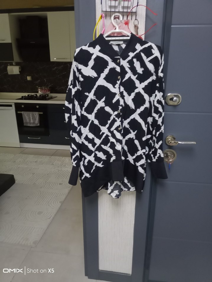 Düğmeli Siyah Beyaz Uzun Kollu Salaş Gömlek - Görsel 4