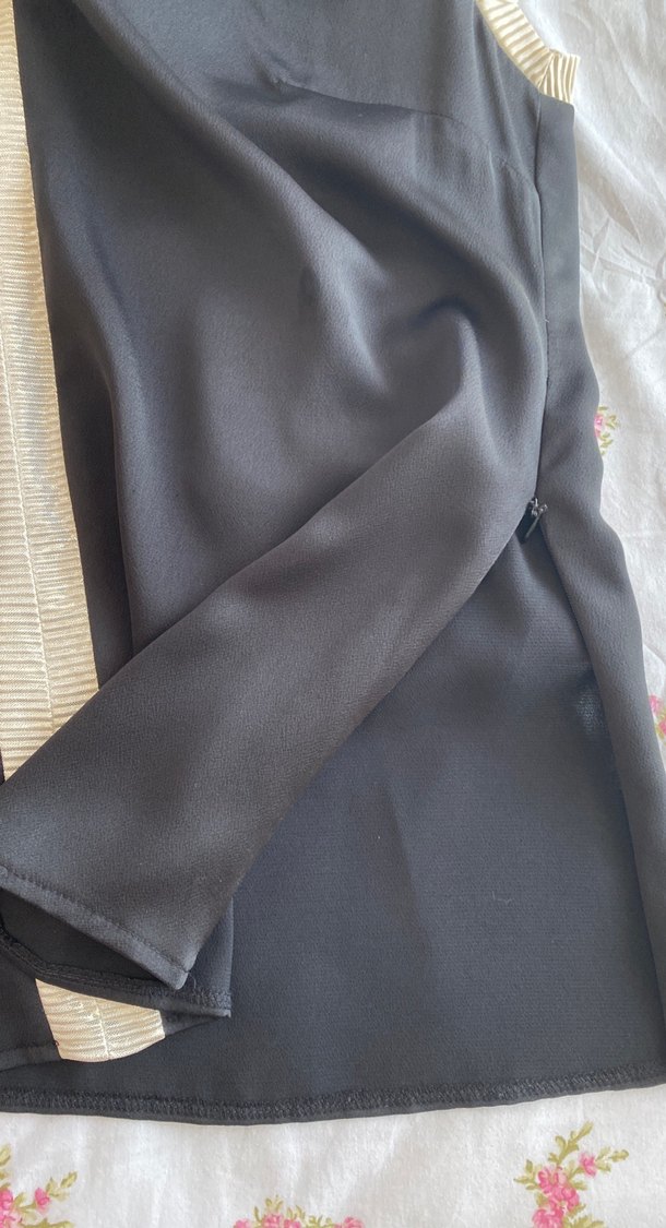 Siyah V Yaka Kemerli Kolsuz Bluz - Görsel 3