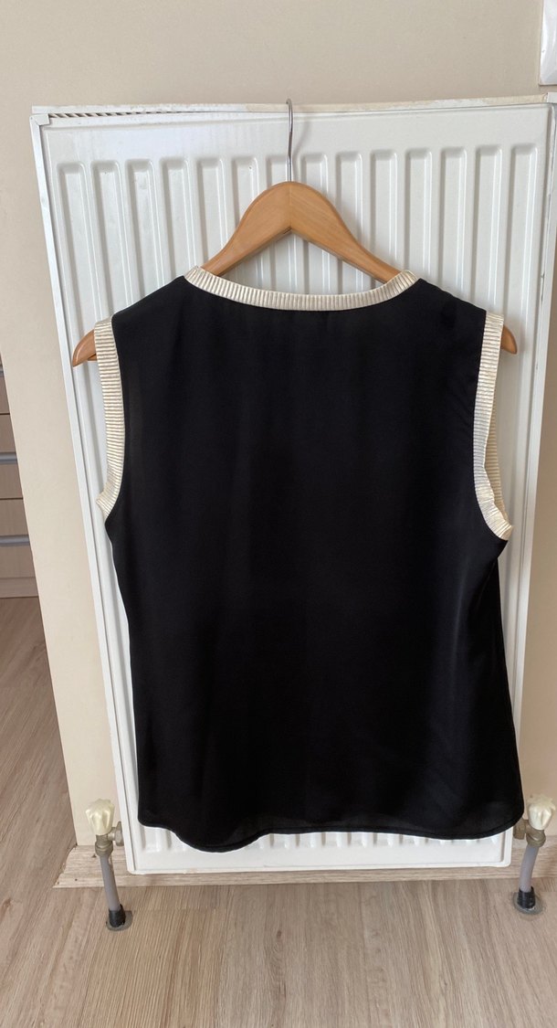 Siyah V Yaka Kemerli Kolsuz Bluz - Görsel 2