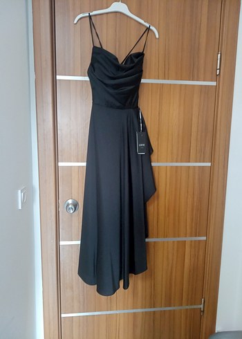 kadın siyah volanlı yırtmaçlı saten midi boy abiye
