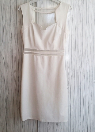 Beyaz tul detaylı elbise
