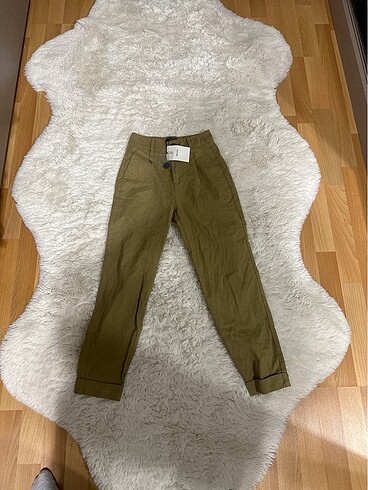 etiketli bershka pantolon
