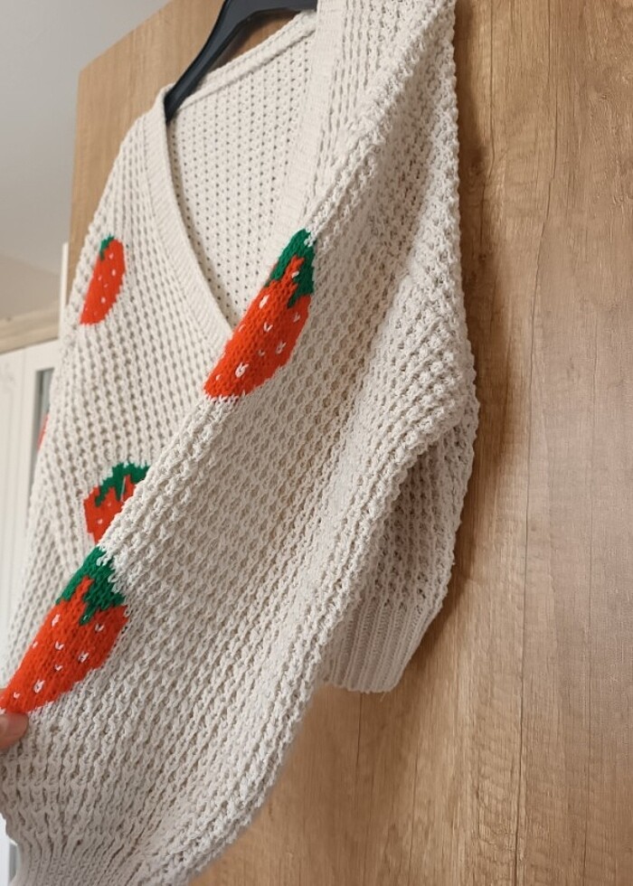 Çilek crop hırka - Görsel 3