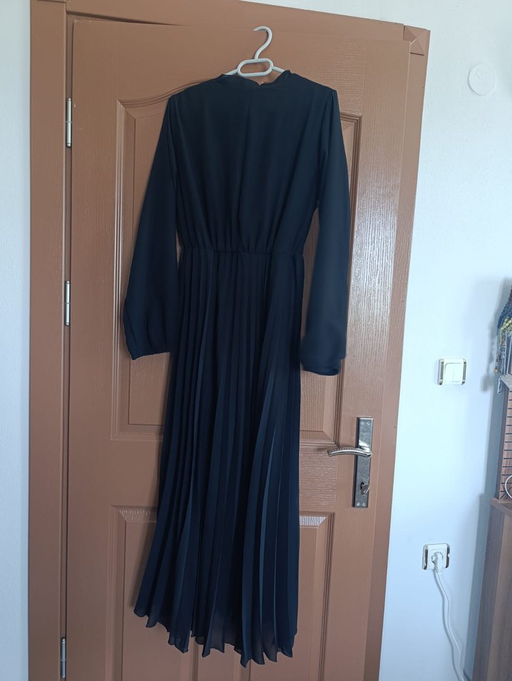 Siyah Uzun Kollu Pilili Keten Elbise - Görsel 3