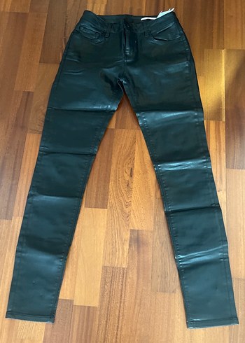 Kadın Siyah Deri görünümlü Kemerli Pantolon