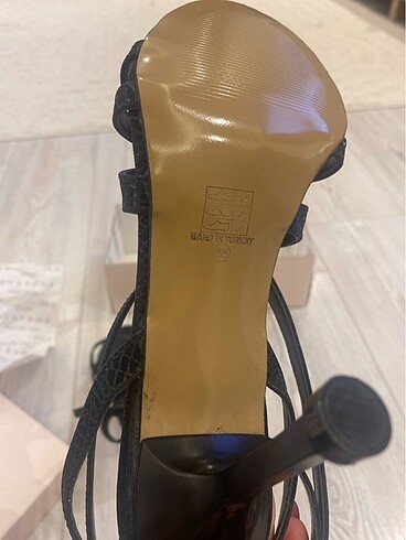 Parlak bilekten bağlamalı topuklu siyah ayakkabı - Görsel 6