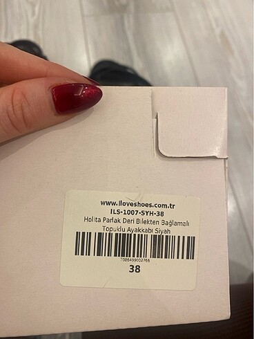 Parlak bilekten bağlamalı topuklu siyah ayakkabı - Görsel 7