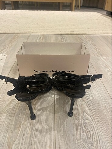 Parlak bilekten bağlamalı topuklu siyah ayakkabı - Görsel 4