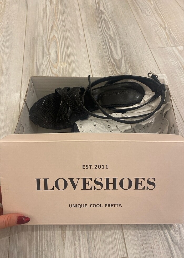 Parlak bilekten bağlamalı topuklu siyah ayakkabı - Görsel 2