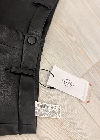 Siyah Deri Mini Kadın Şort - Görsel 2