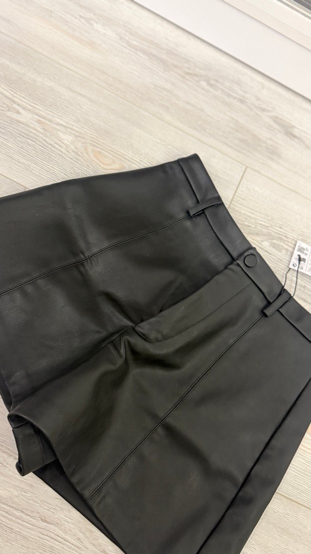 Siyah Deri Mini Kadın Şort - Görsel 3