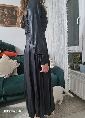 s Beden Deri görünümlü, yumuşak kumaş, çok şık bir elbise ( özel günler