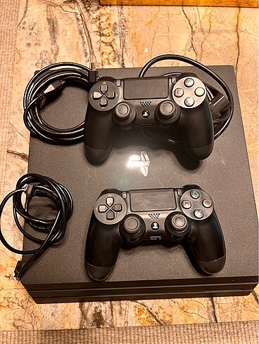 Sony Playstation 4 Pro 1 TB + 2 Kumanda