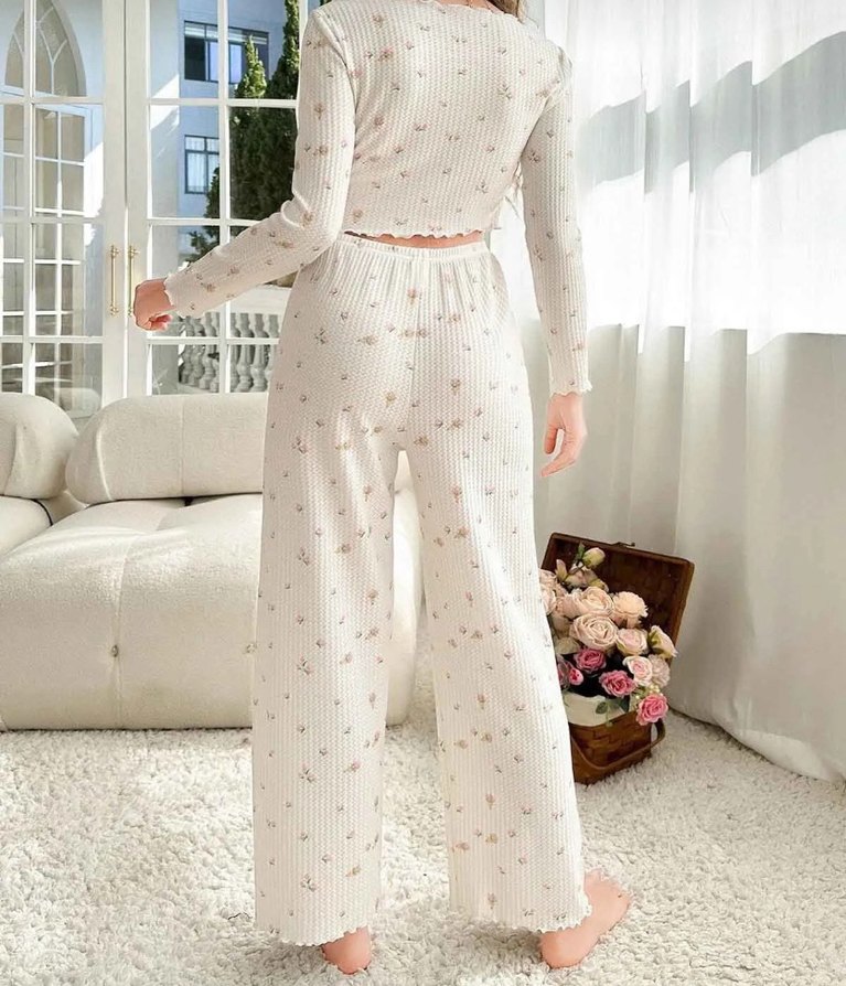 Çiçek Desenli Beyaz Örme Kumaş Baskılı Kadın Pijama Takımı - Görsel 4