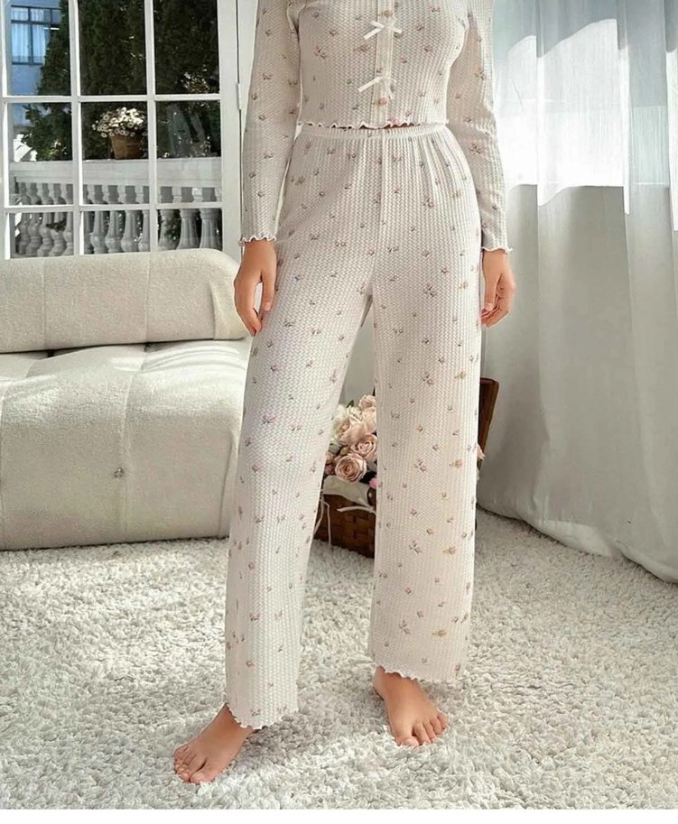Çiçek Desenli Beyaz Örme Kumaş Baskılı Kadın Pijama Takımı - Görsel 3