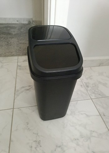 Siyah Kapaklı Plastik Çöp Kutusu