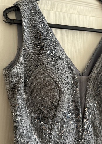 V Yaka İşlemeli Gri Uzun Abiye Elbise - Görsel 3