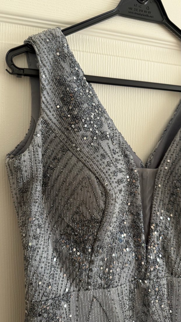 V Yaka İşlemeli Gri Uzun Abiye Elbise - Görsel 3