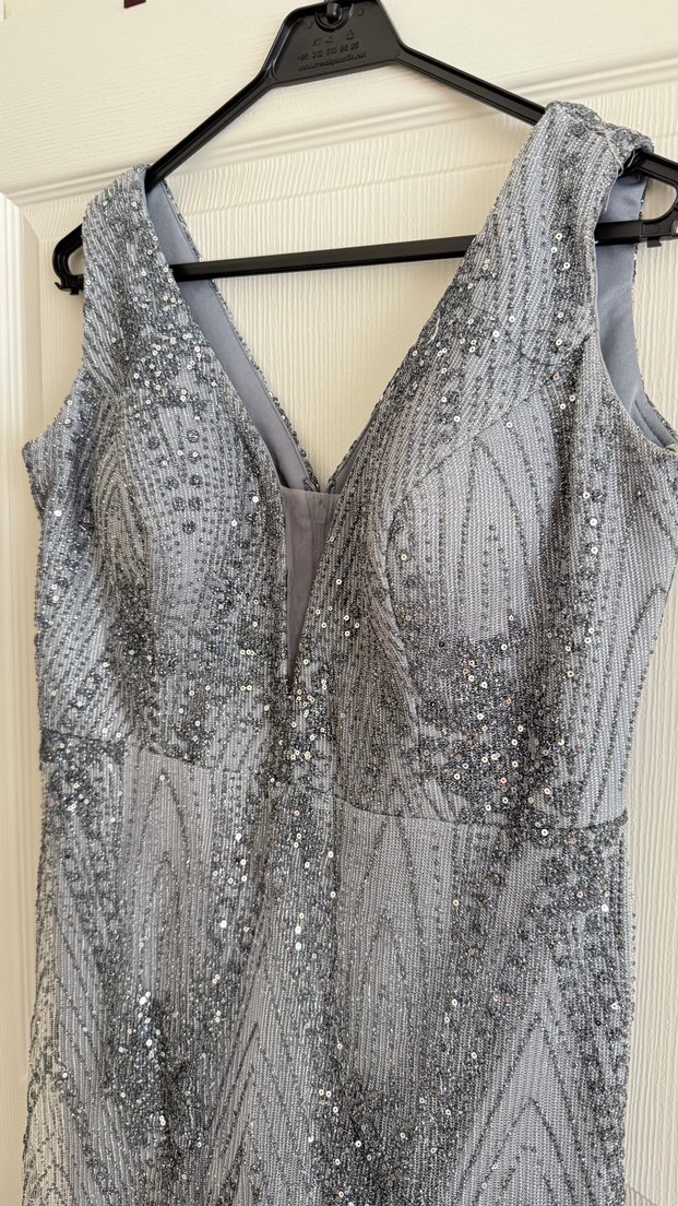 V Yaka İşlemeli Gri Uzun Abiye Elbise - Görsel 2