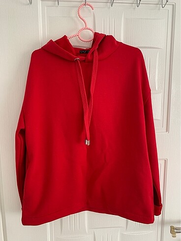 kırmızı cepli sweatshirt