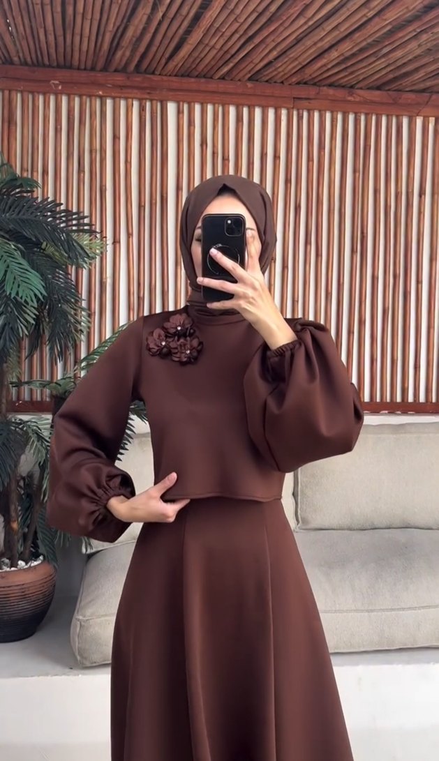 Kahverengi Uzun Kol Drapeli Tesettür Elbise SCUBA KUMAŞ - Görsel 3