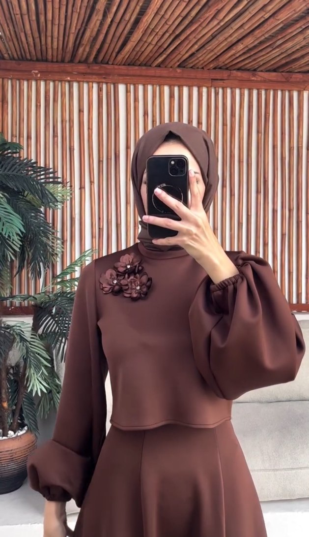 Kahverengi Uzun Kol Drapeli Tesettür Elbise SCUBA KUMAŞ - Görsel 2