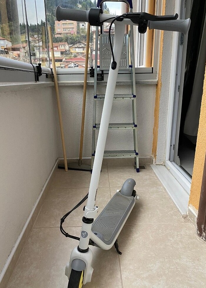 Xiaomi Mi Essential Elektrikli Scooter  - Görsel 2