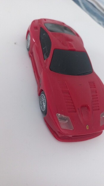 Ferari oyuncak araba 