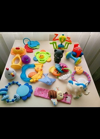 Chicco 8 adet fiyatır.Bebekler için dişlik ve oyuncaklar