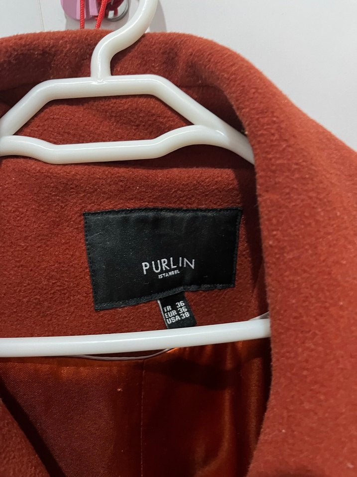 Turuncu düğmeli kadın kaban - Görsel 2