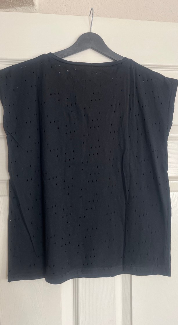 Kolsuz İşlemeli Boncuklu Siyah Bluz - Görsel 4